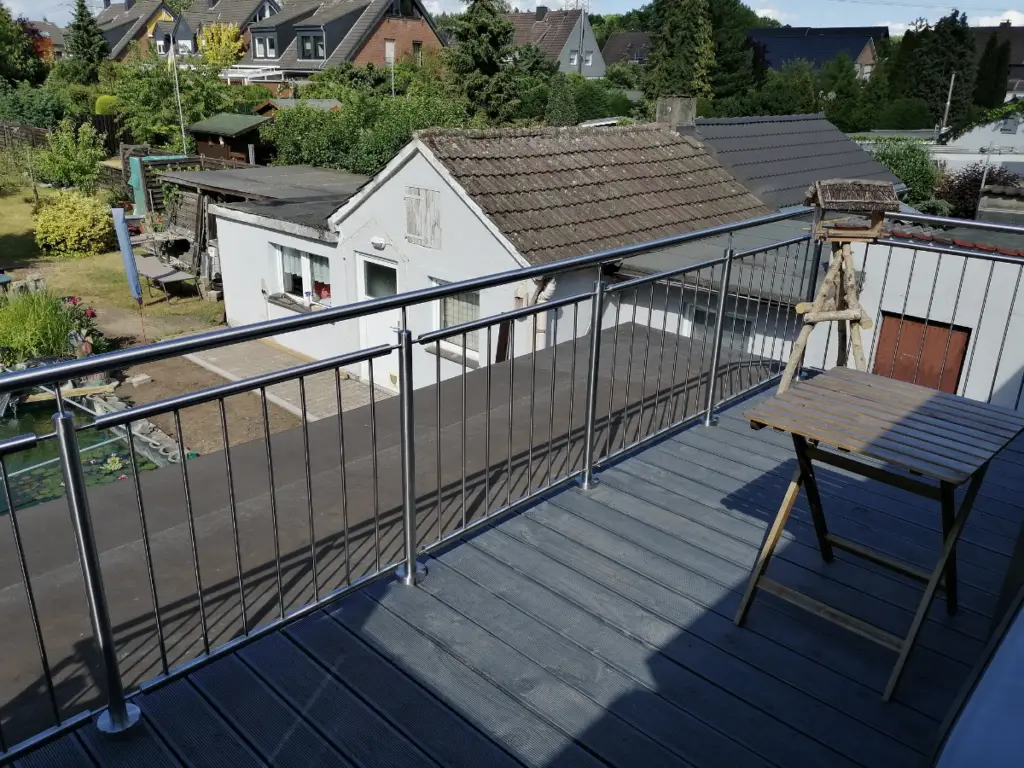 Balkongeländer aus Metall an einem Wohnhaus