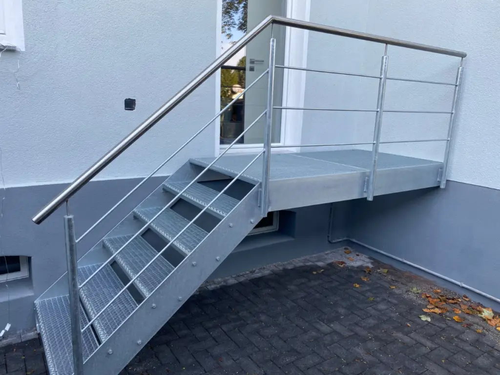 Außentreppe aus Stahl mit Podest und Edelstahlgeländer