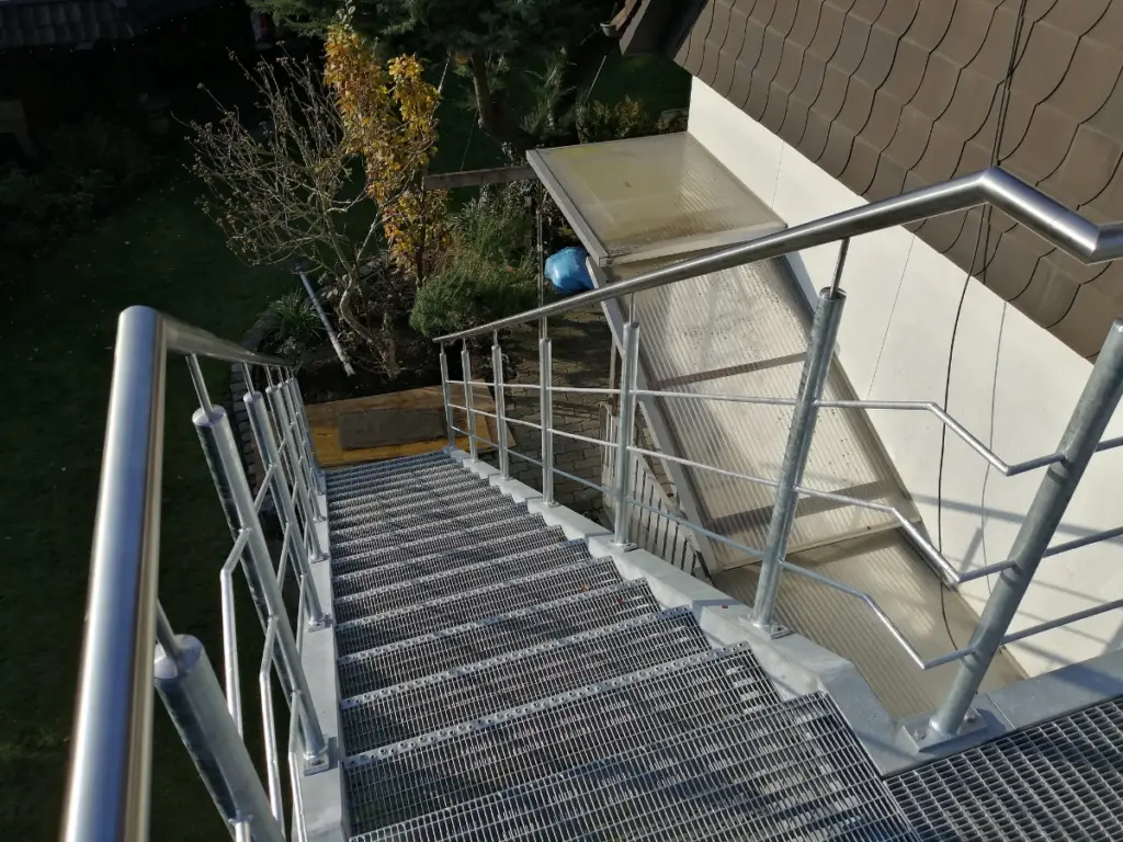 Stahltreppe mit Geländer im Außenbereich