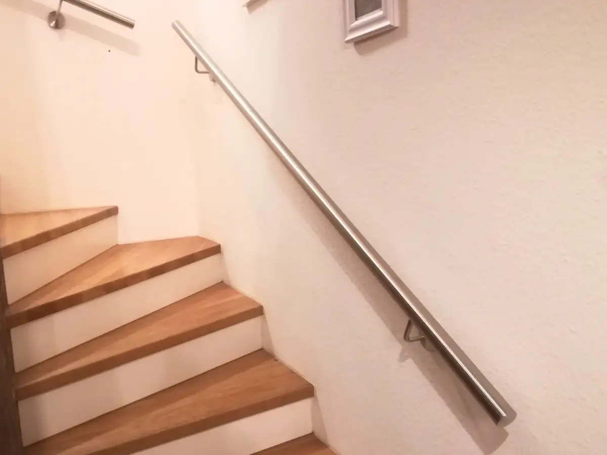 Handlauf aus Metall an einer Innentreppe
